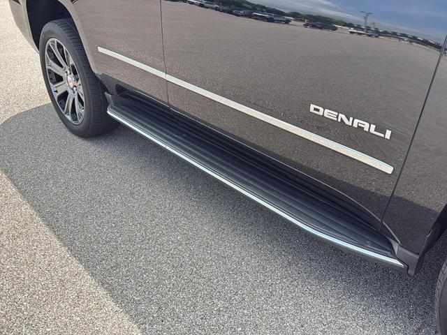 Photo of 2016 Onyx Black GMC Yukon