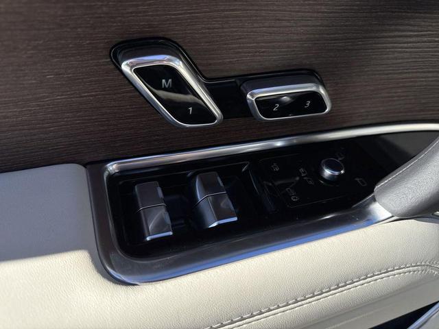 Photo of 2025 Gray Land Rover Range Rover