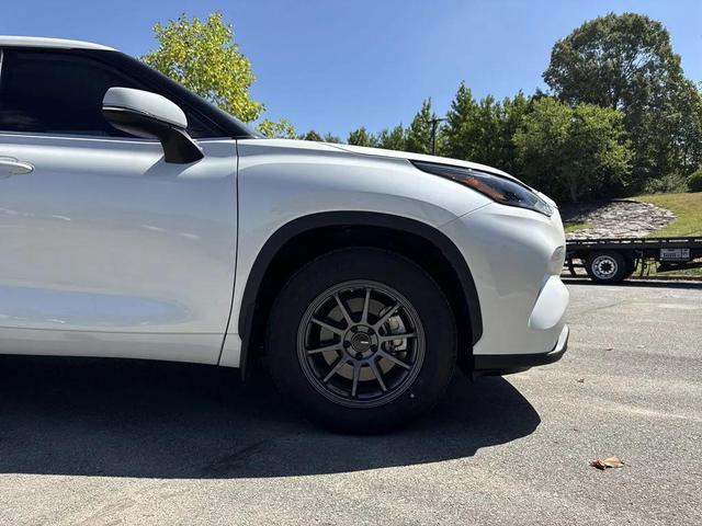 Photo of 2021 Blizzard Pearl Toyota Highlander