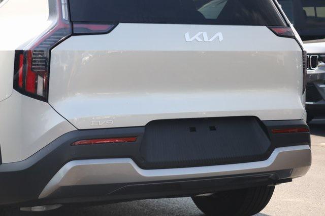 Photo of 2026 Ivory Kia EV9