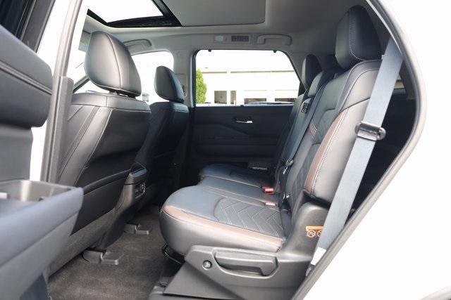 Photo of 2024 Pearl White Tricoat Nissan Pathfinder
