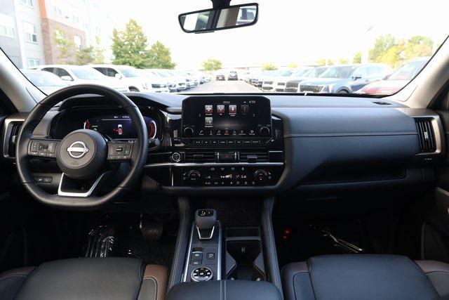 Photo of 2024 Pearl White Tricoat Nissan Pathfinder