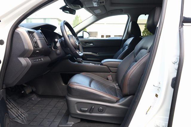 Photo of 2024 Pearl White Tricoat Nissan Pathfinder