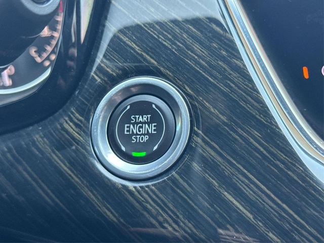 Photo of 2022 Crystal White Tricoat Cadillac XT6