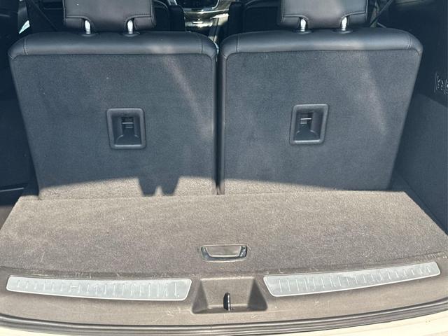 Photo of 2022 Crystal White Tricoat Cadillac XT6