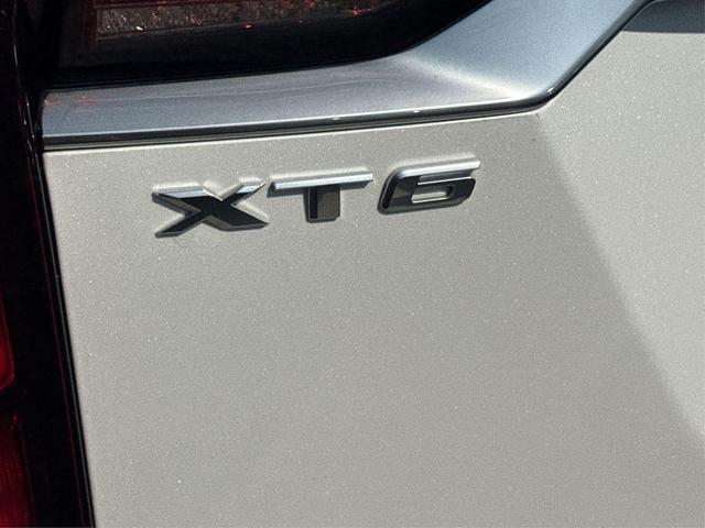 Photo of 2022 Crystal White Tricoat Cadillac XT6