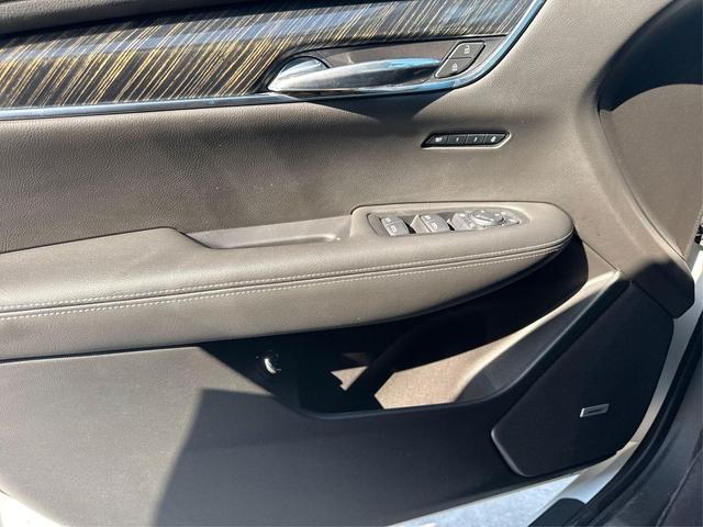 Photo of 2022 Crystal White Tricoat Cadillac XT6