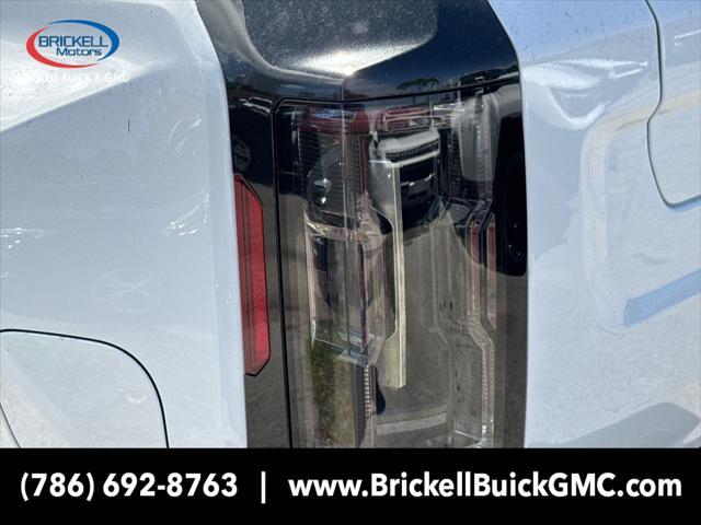 Photo of 2025 Interstellar White GMC HUMMER EV Pickup