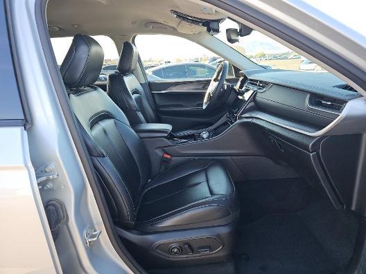 Photo of 2023 Silver Zynith Jeep Grand Cherokee L