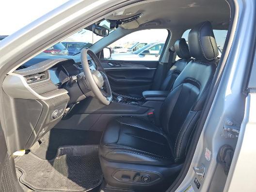 Photo of 2023 Silver Zynith Jeep Grand Cherokee L