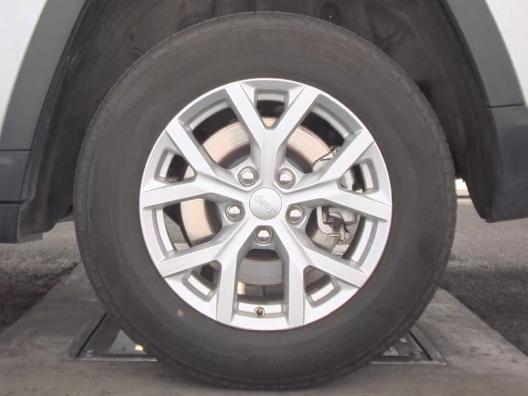 Photo of 2023 Silver Zynith Jeep Grand Cherokee L