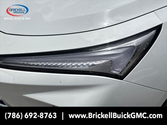 Photo of 2025 Summit White Buick Envista