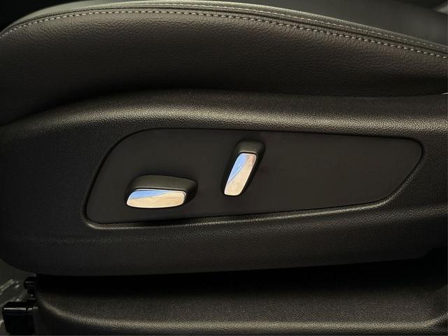 Photo of 2025 Crystal White Tricoat Cadillac XT6