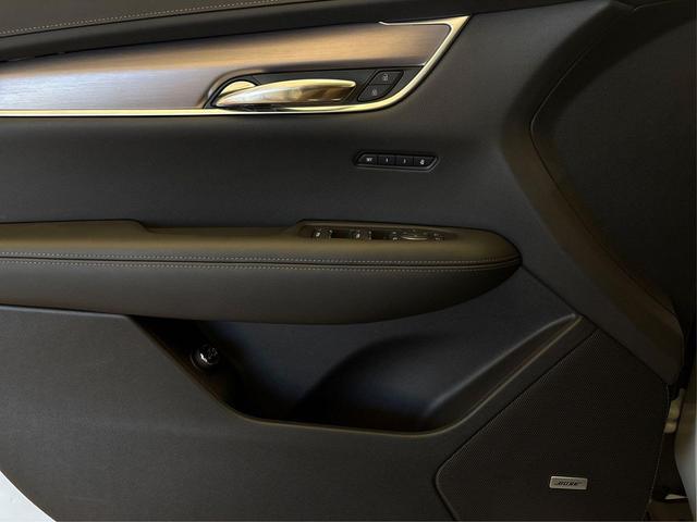 Photo of 2025 Crystal White Tricoat Cadillac XT6