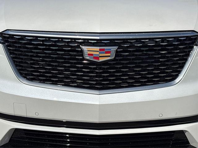 Photo of 2025 Crystal White Tricoat Cadillac XT6