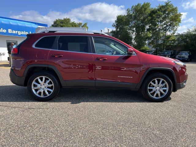 Photo of 2018 Velvet Red Pearlcoat Jeep Cherokee
