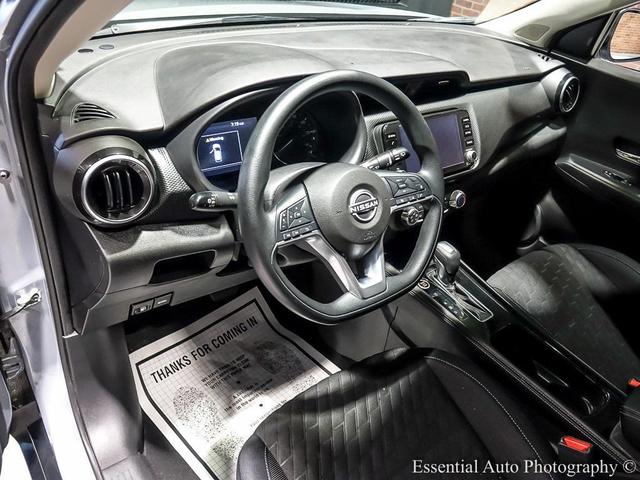 Photo of 2023 Gray/Super Black Nissan Kicks