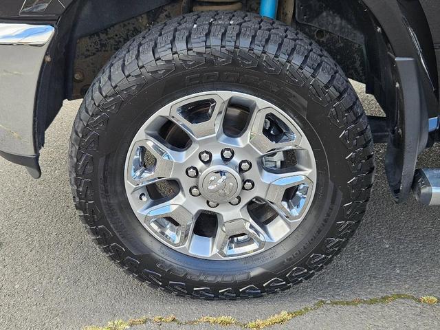 Photo of 2018 Brilliant Black Crystal Pearlcoat RAM 2500