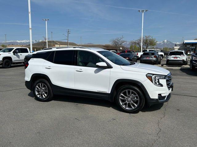 Photo of 2022 Summit White GMC Terrain