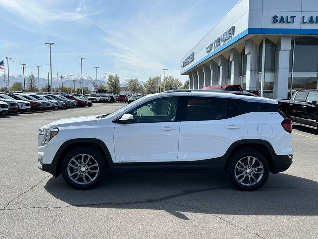 Photo of 2022 Summit White GMC Terrain