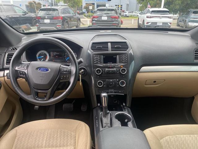Photo of 2017 Ingot Silver Ford Explorer