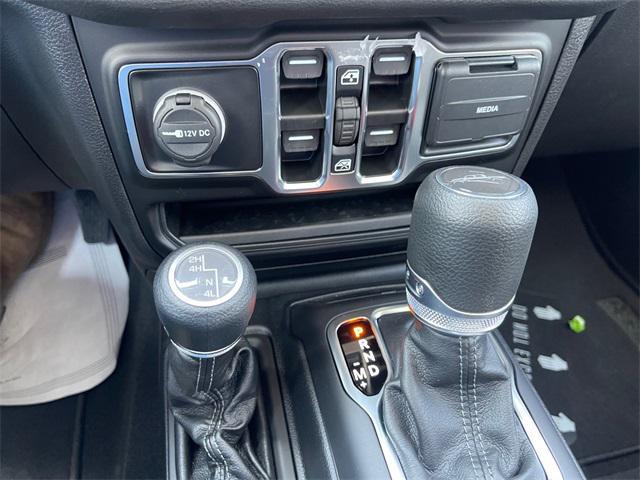Photo of 2025 Bright White Clearcoat Jeep Gladiator