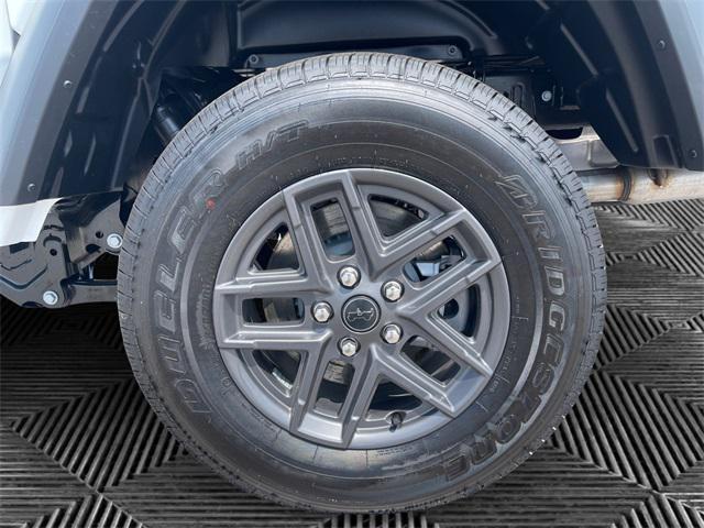 Photo of 2025 Bright White Clearcoat Jeep Gladiator