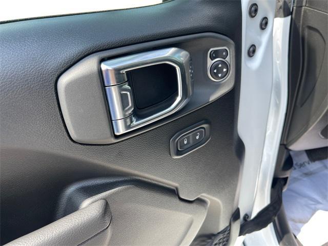 Photo of 2025 Bright White Clearcoat Jeep Gladiator
