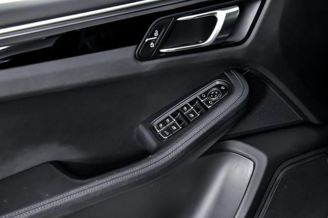 Photo of 2022 Blue Porsche Macan