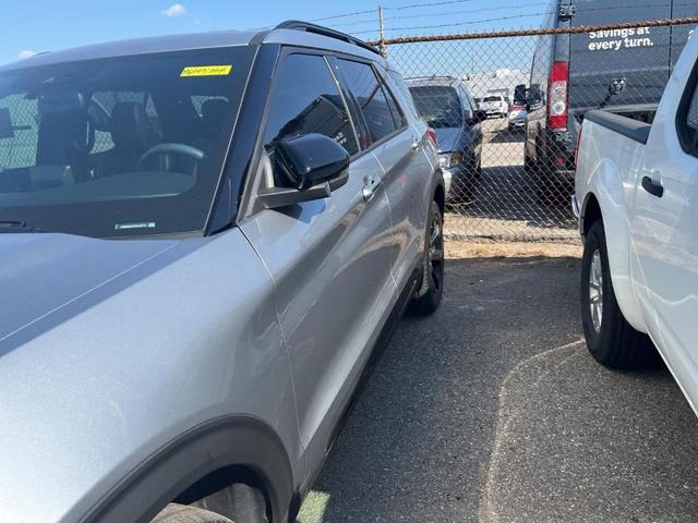 Photo of 2023 Iconic Silver Metallic Ford Explorer