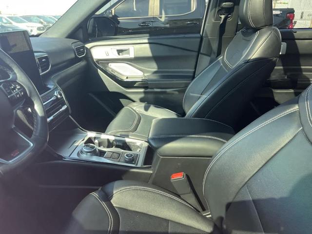 Photo of 2023 Iconic Silver Metallic Ford Explorer