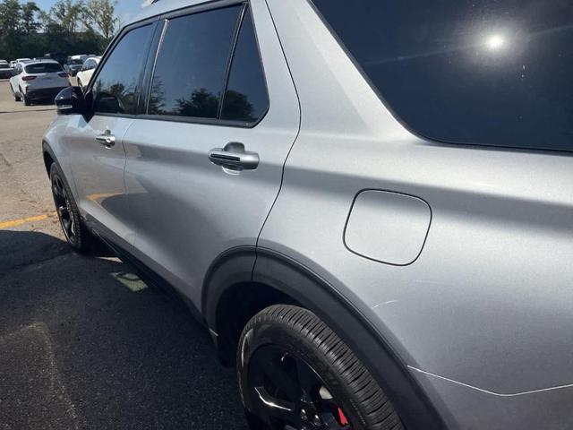 Photo of 2023 Iconic Silver Metallic Ford Explorer