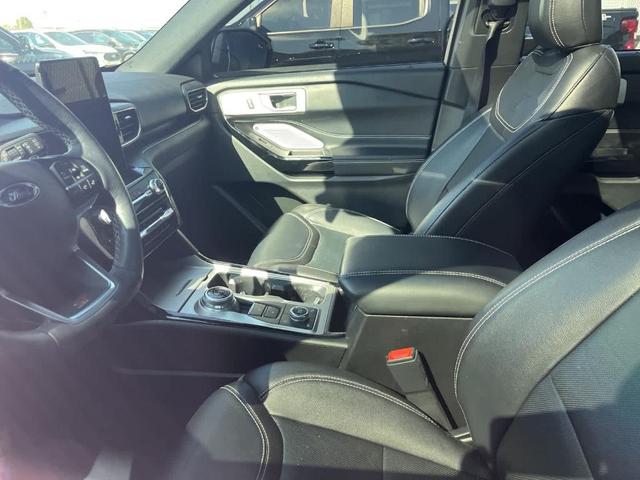 Photo of 2023 Iconic Silver Metallic Ford Explorer