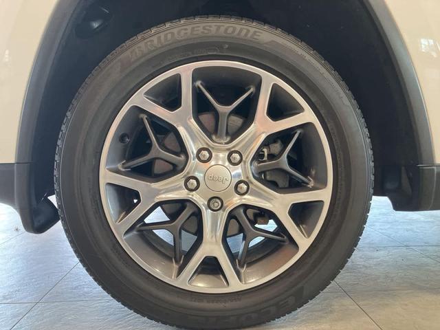 Photo of 2019 Bright White Clearcoat Jeep Grand Cherokee