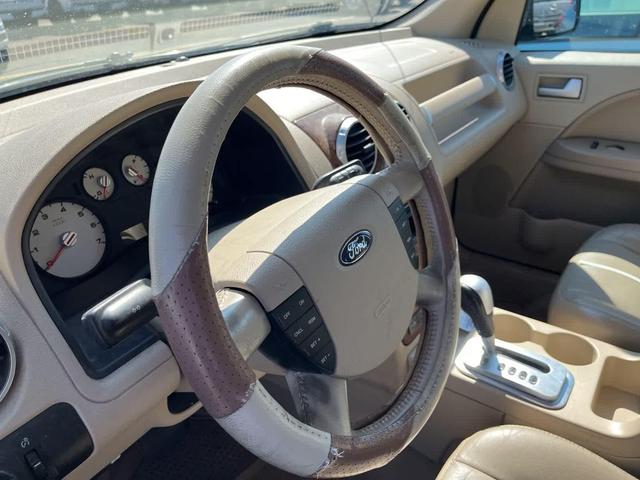 Photo of 2005 Green Ford Freestyle