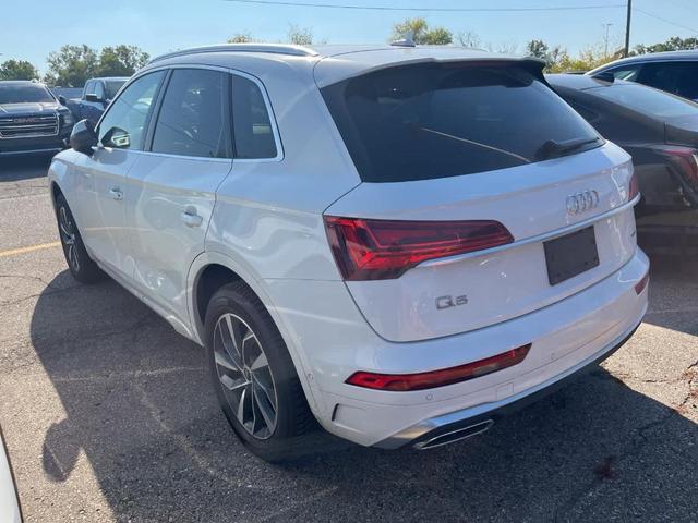 Photo of 2023 Glacier White Metallic Audi Q5