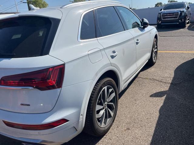 Photo of 2023 Glacier White Metallic Audi Q5