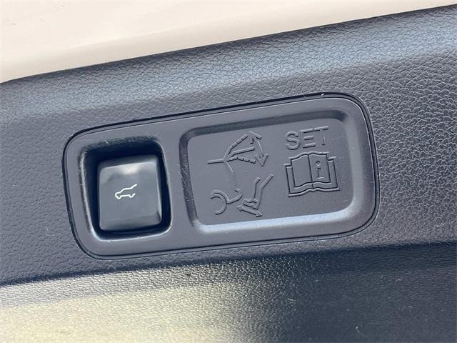Photo of 2019 White Platinum Ford Expedition Max