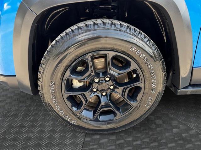Photo of 2022 Hydro Blue Pearlcoat Jeep Cherokee