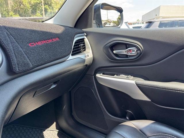 Photo of 2022 Hydro Blue Pearlcoat Jeep Cherokee