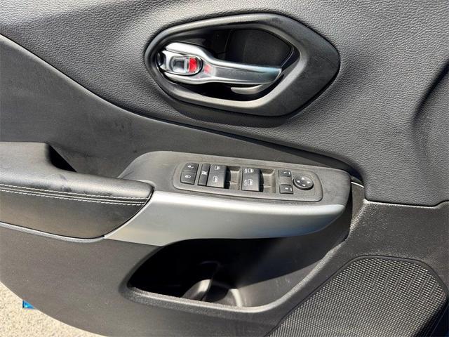 Photo of 2022 Hydro Blue Pearlcoat Jeep Cherokee