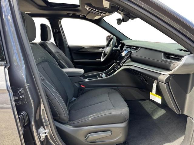 Photo of 2025 Metallic Jeep Grand Cherokee L