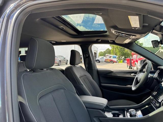 Photo of 2025 Metallic Jeep Grand Cherokee L
