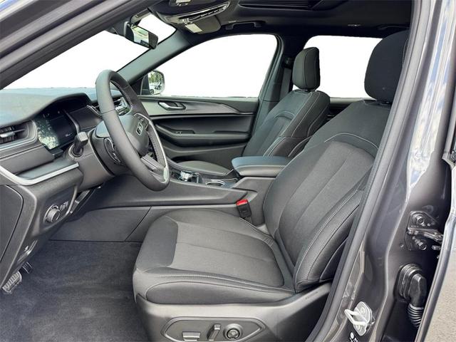 Photo of 2025 Metallic Jeep Grand Cherokee L