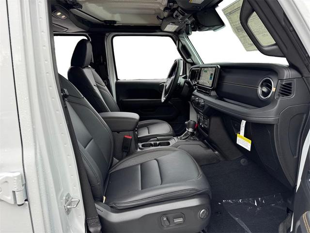 Photo of 2025 Bright White Clearcoat Jeep Gladiator
