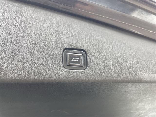 Photo of 2020 Stellar Black Metallic Cadillac XT6