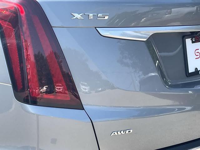 Photo of 2023 Argent Silver Metallic Cadillac XT5