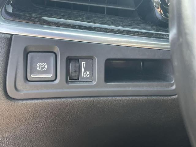 Photo of 2023 Argent Silver Metallic Cadillac XT5