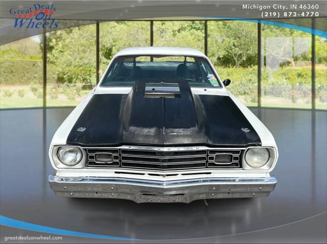 Photo of 1974 White Plymouth Duster