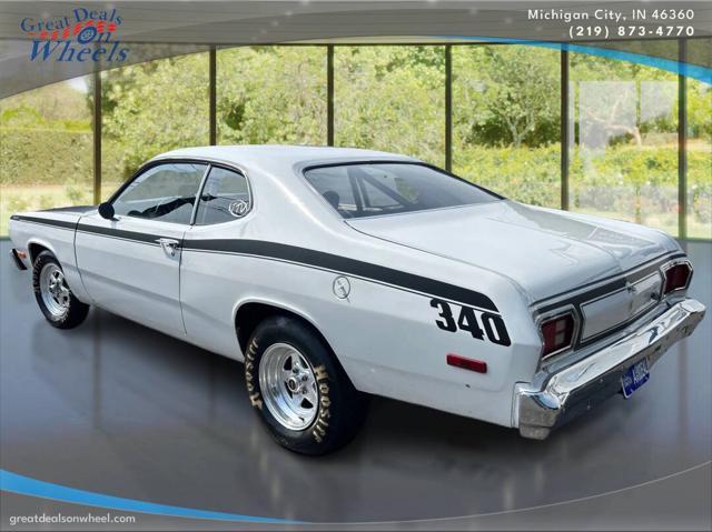 Photo of 1974 White Plymouth Duster